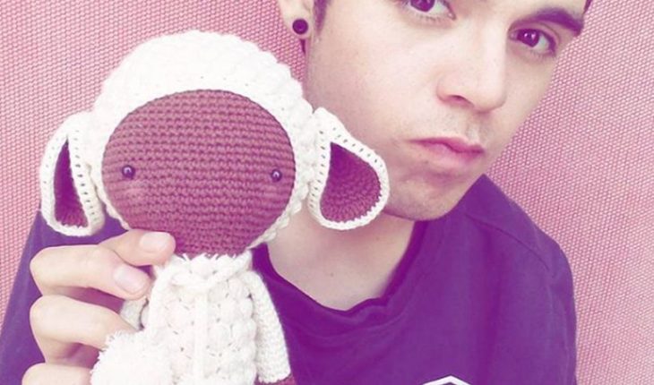 Príncipe del Crochet: joven ovallino causa furor con sus técnicas para tejer en redes sociales