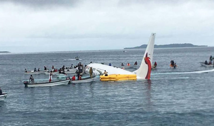 Tras aterrizaje forzoso, un Boeing 737 de pasajeros termina en el mar en Micronesia