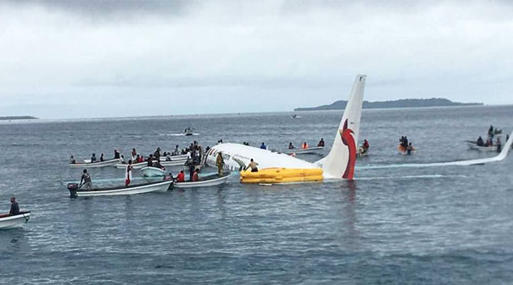 Tras aterrizaje forzoso, un Boeing 737 de pasajeros termina en el mar en Micronesia
