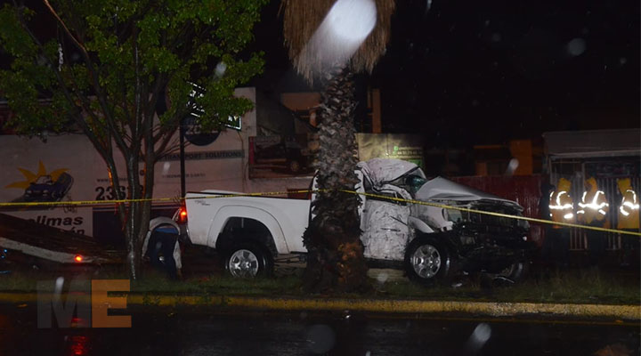 Tras choque de camioneta contra palmera, fallece conductor en Morelia, Michoacán