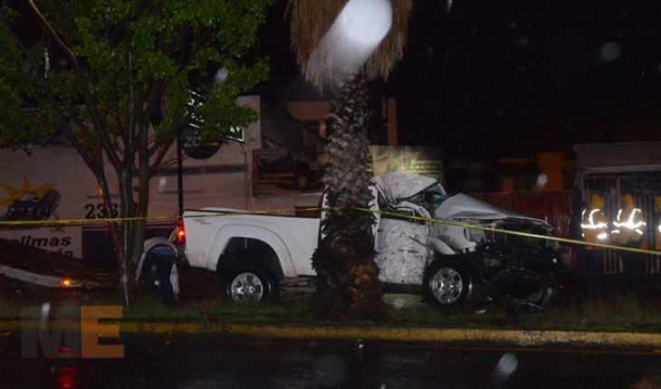 Tras choque de camioneta contra palmera, fallece conductor en Morelia, Michoacán