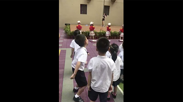 Tras regreso a clase, jardín de niños en China da la bienvenida con presentación de pole dance