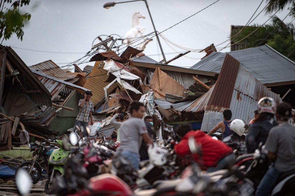 Tsunami en Indonesia deja casi 400 muertos