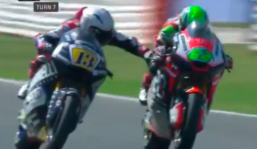 Un piloto de MotoGP fue expulsado por agarrar los frenos de su rival durante la carrera (Video)