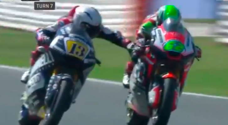 Un piloto de MotoGP fue expulsado por agarrar los frenos de su rival durante la carrera (Video)