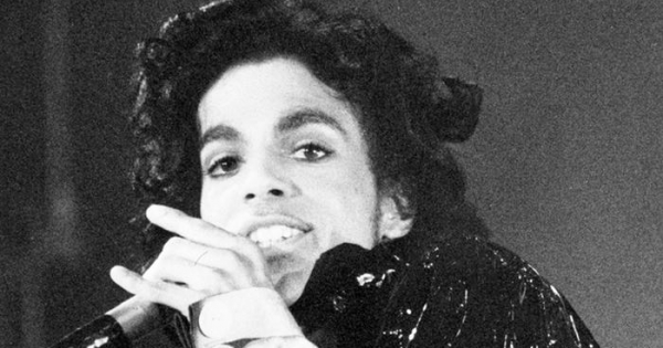 Un relajado y sincero Prince en su álbum póstumo “Piano & A Microphone 1983”