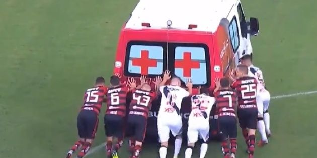 Una ambulancia entró a sacar un lesionado y los jugadores debieron empujarla