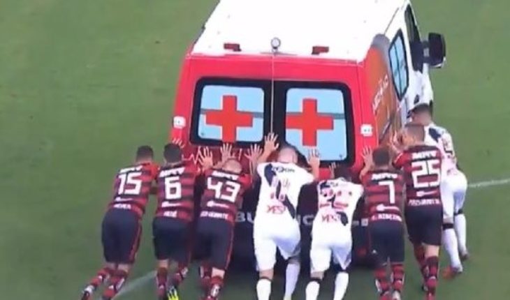 Una ambulancia entró a sacar un lesionado y los jugadores debieron empujarla
