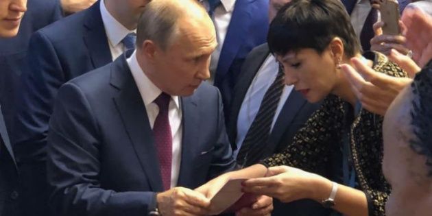 Una diputada kirchnerista le entregó un volante a Putin sobre la situación de Cristina