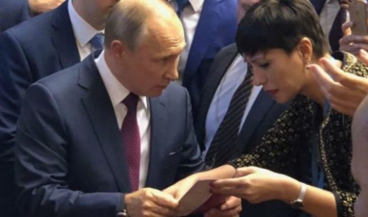Una diputada kirchnerista le entregó un volante a Putin sobre la situación de Cristina