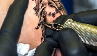 Video: Se borra un tatuaje con láser y sufre terrible secuela