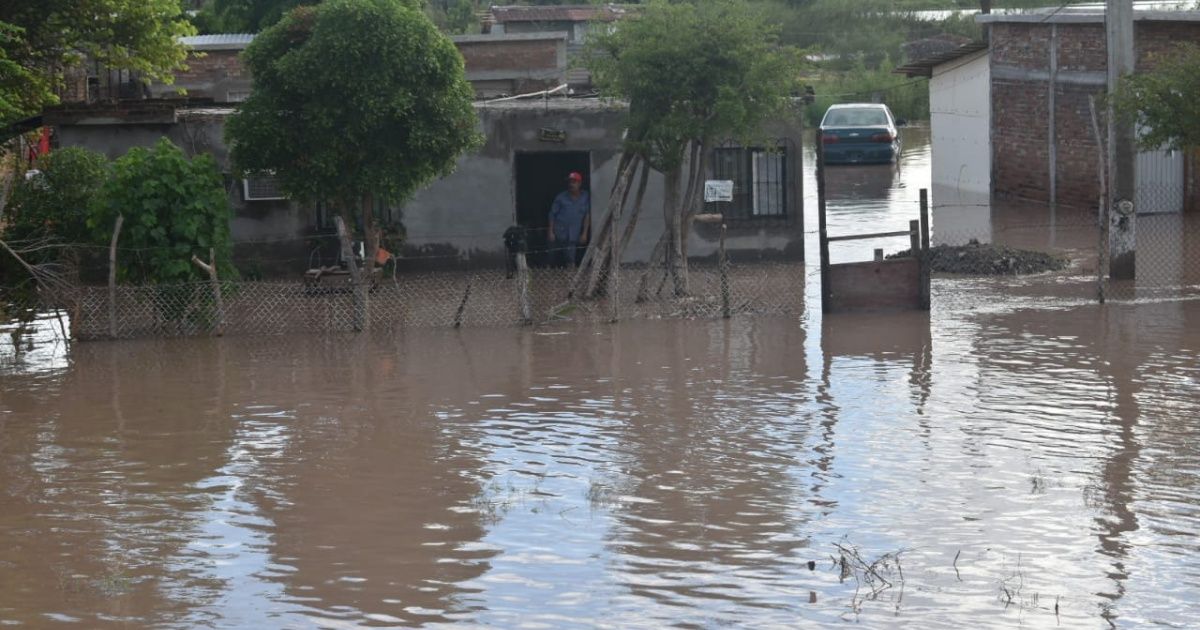 Viviendas bajo las aguas sucias tras inundaciones