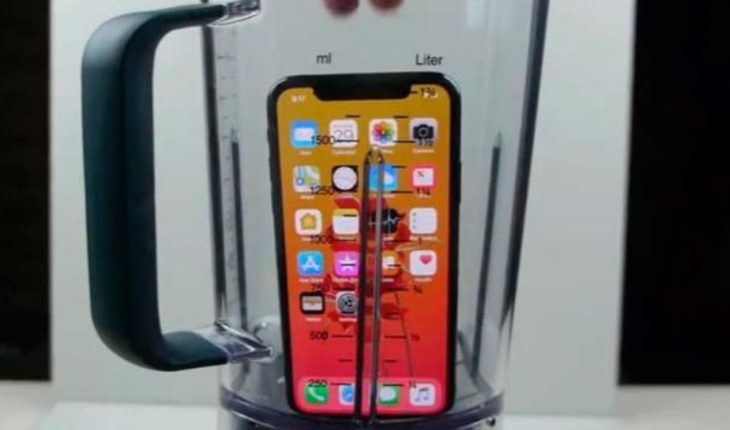 Youtuber tritura un iPhone x en licuadora y bebe su “jugo”