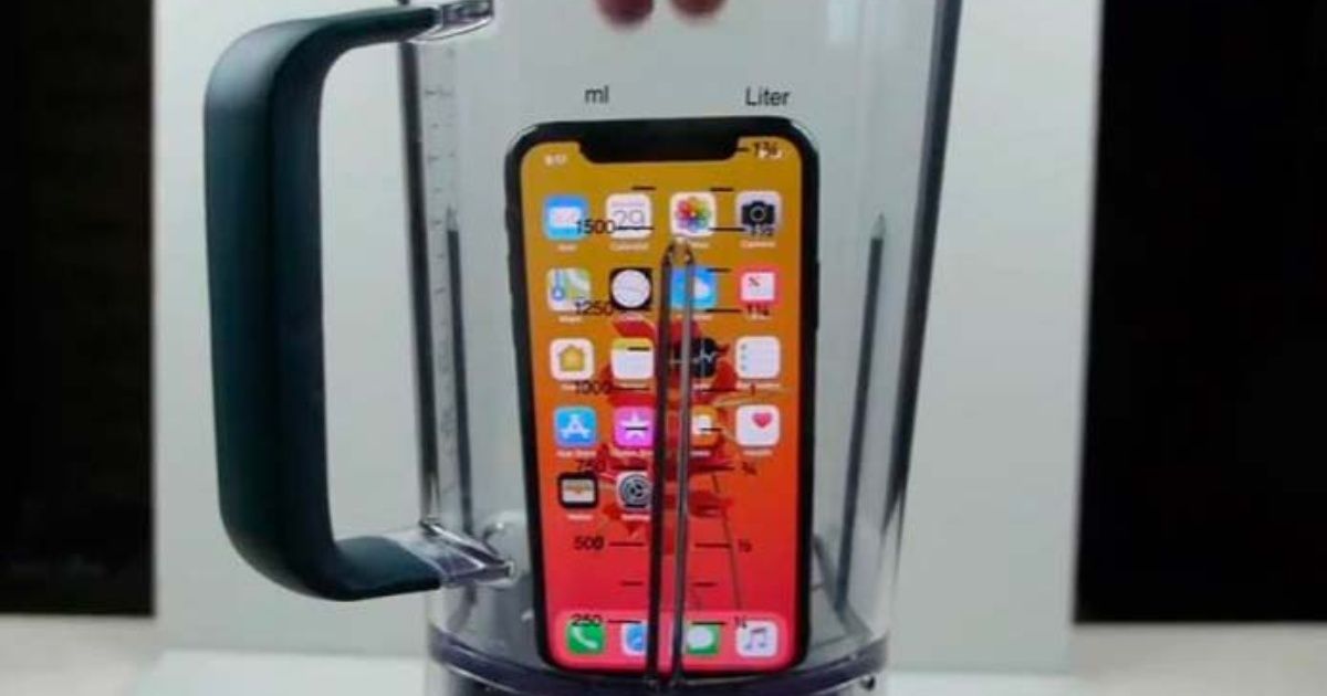 Youtuber tritura un iPhone x en licuadora y bebe su "jugo"
