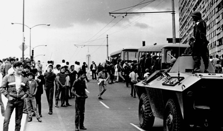 translated from Spanish: 1968: Students demand dialogue without tanks or bayonets
