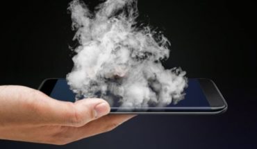 translated from Spanish: 5 motivos por los que tu smartphone se puede calentar (y cómo solucionarlo)