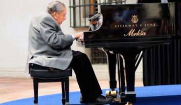 translated from Spanish: A la edad de 98 años murió el premio de Artes Musicales Vicente Bianchi