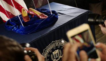 translated from Spanish: After 13 years of having been stolen, FBI recovers the red shoes from the wizard of Oz