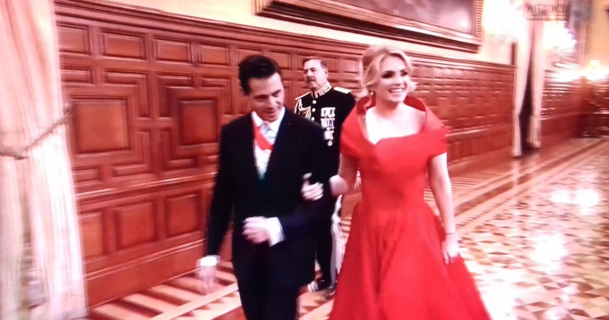 Angélica Rivera y su vestido rojo para gritar ¡Viva México!