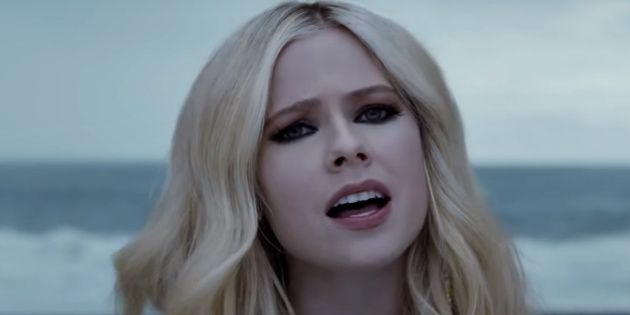 Avril Lavigne estrenó videoclip en el día de su cumpleaños con un fuerte mensaje de concientización