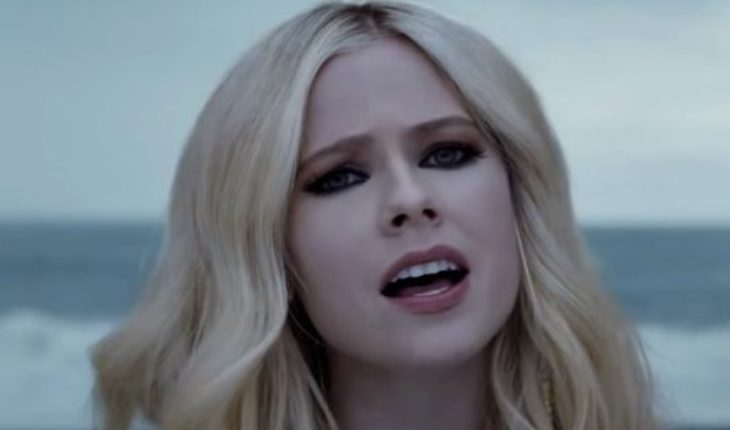 translated from Spanish: Avril Lavigne estrenó videoclip en el día de su cumpleaños con un fuerte mensaje de concientización