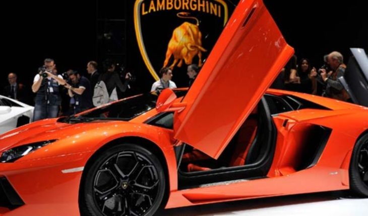 translated from Spanish: Bathed in gold Lamborghini surprise inhabitants of Pakistan