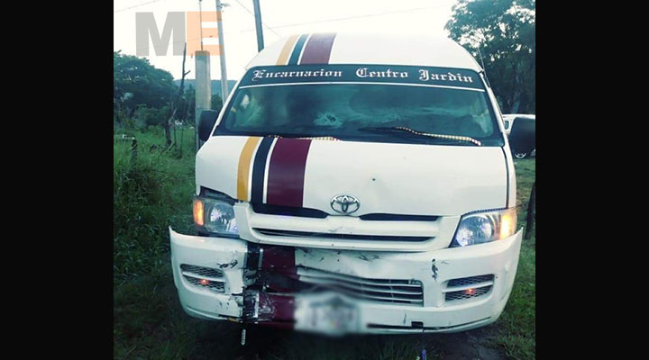 Choque de automóvil contra combi deja ocho lesionados en Zitácuaro, Michoacán