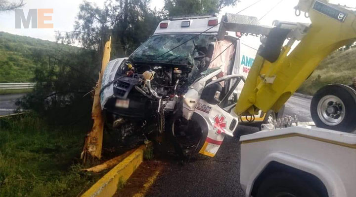 Clash of the Zamora SUMICH against tree ambulance leaves three injured in Tarímbaro, Michoacán