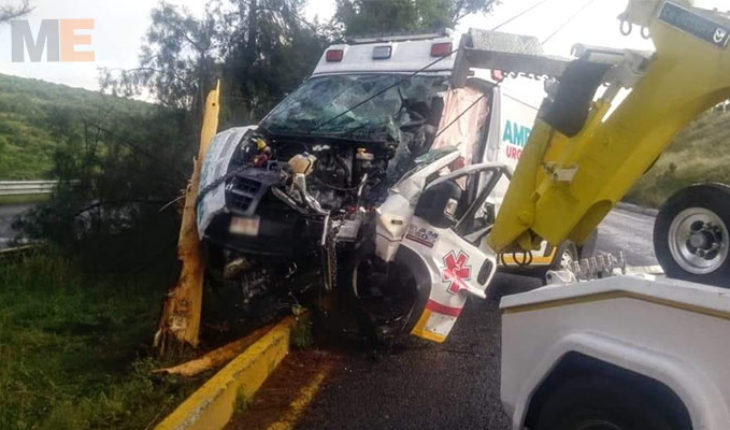 translated from Spanish: Clash of the Zamora SUMICH against tree ambulance leaves three injured in Tarímbaro, Michoacán
