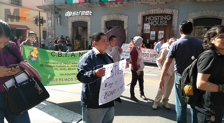Con protesta, maestros de medio superior de la sección XVIII de la CNTE exigen pagos
