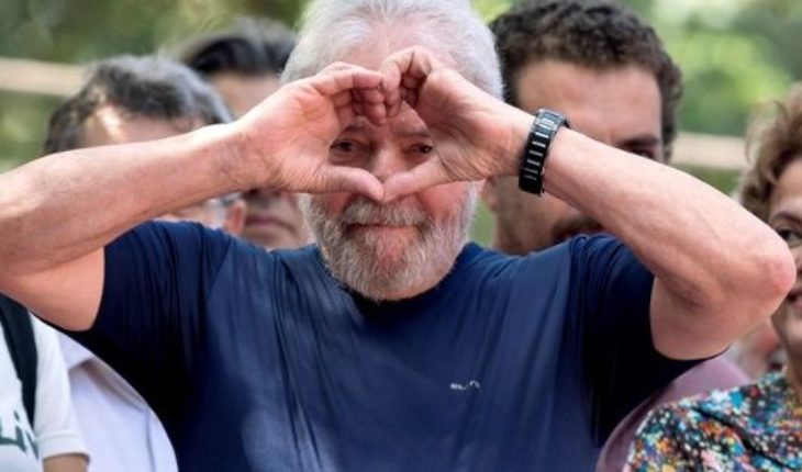 translated from Spanish: Confirmed the veto his candidacy, Lula wrote a letter to the Brazilian people