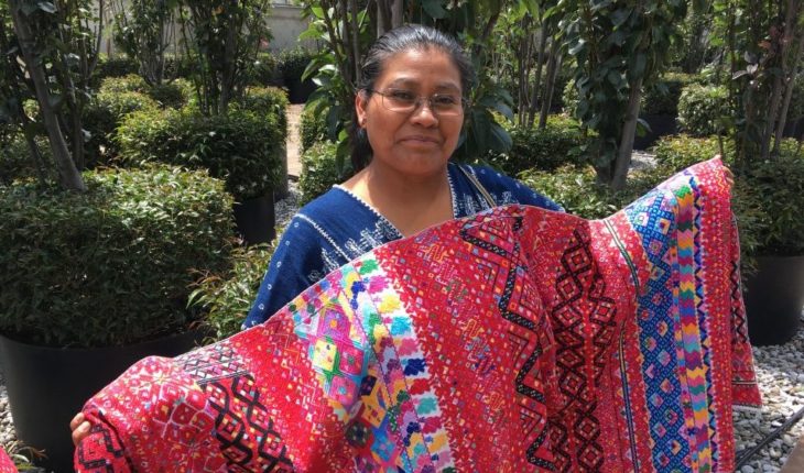 translated from Spanish: Craftswomen of Chiapas are organized to combat plagiarism
