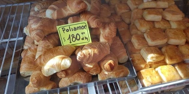 De "cuernitos" a "poliamor": la manera que encontró una panadería para hacer sonreír a sus clientes