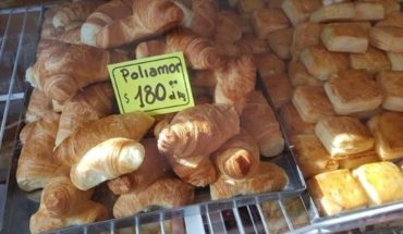 translated from Spanish: De “cuernitos” a “poliamor”: la manera que encontró una panadería para hacer sonreír a sus clientes