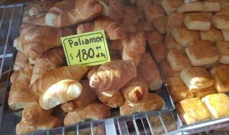 translated from Spanish: De “cuernitos” a “poliamor”: la manera que encontró una panadería para hacer sonreír a sus clientes