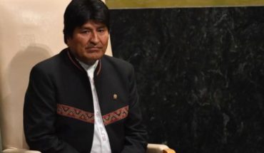 translated from Spanish: Evo Morales extiende la mano a Chile antes del fallo de la corte de La Haya