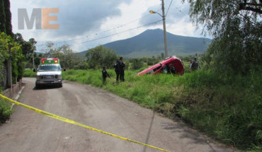 translated from Spanish: Hallan dos cadáveres baleados junto con camioneta volcada en canal de riego en Zamora, Michoacán