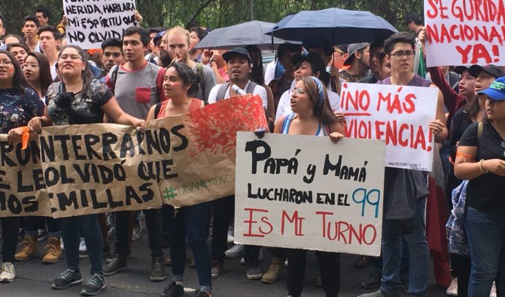 translated from Spanish: It starts march towards rectory; IPN and UAM join