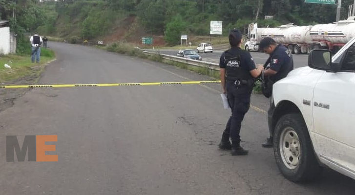 Localizan el cuerpo de un hombre con impactos de bala en carretera de Uruapan, Michoacán