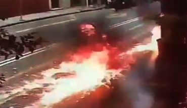 translated from Spanish: Manifestantes lanzaron una bomba molotov a una sede de Gendarmería durante la marcha