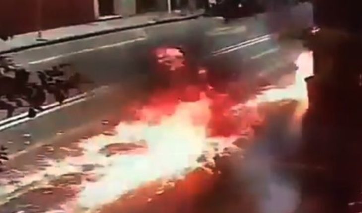 translated from Spanish: Manifestantes lanzaron una bomba molotov a una sede de Gendarmería durante la marcha