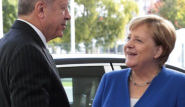 translated from Spanish: Merkel y Erdogan se reúnen en Berlín