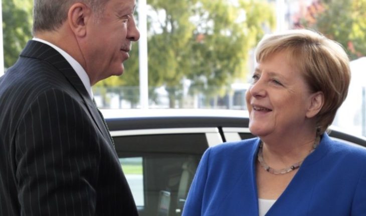translated from Spanish: Merkel y Erdogan se reúnen en Berlín