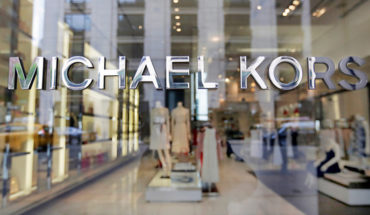 translated from Spanish: Michael Kors compró Versace por 2.100 millones de dólares