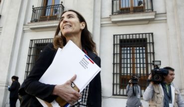translated from Spanish: Ministra Schmidt en clave víctima: acusa persecución por “ser mujer” para defenderse de nuevas críticas por conflicto de interés