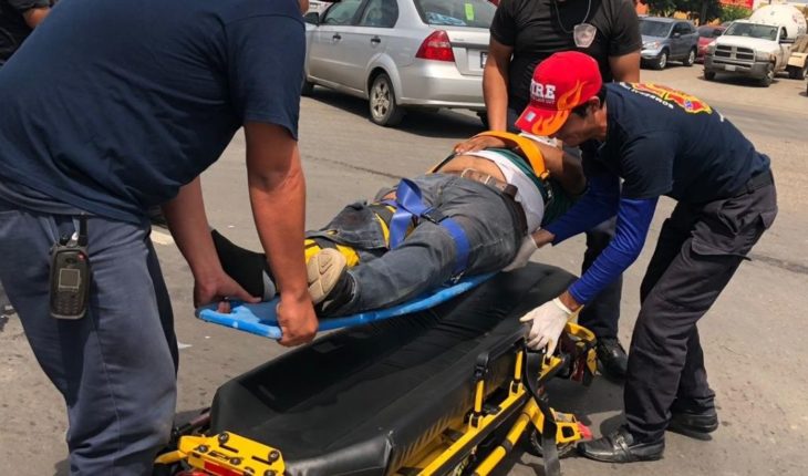 translated from Spanish: Motociclistas terminan lesionados tras impacto por camioneta