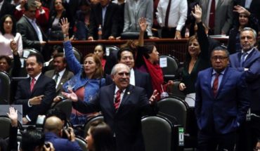 translated from Spanish: Ningún funcionario ganará más que el Presidente de la República