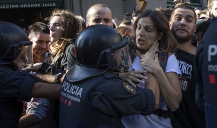 translated from Spanish: Policía se enfrenta a separatistas catalanes en Barcelona