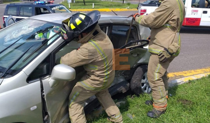 translated from Spanish: Rollover and collision of cars left two wounded in Morelia, Michoacán
