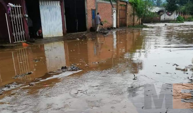 translated from Spanish: Se desborda el Río Duero en Chilchota, Michoacán hay varias casas afectadas
